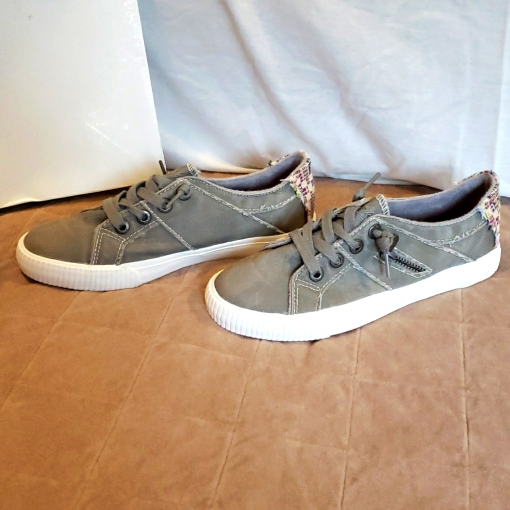 Blowfish Malibu Kids sneakers NWT in box